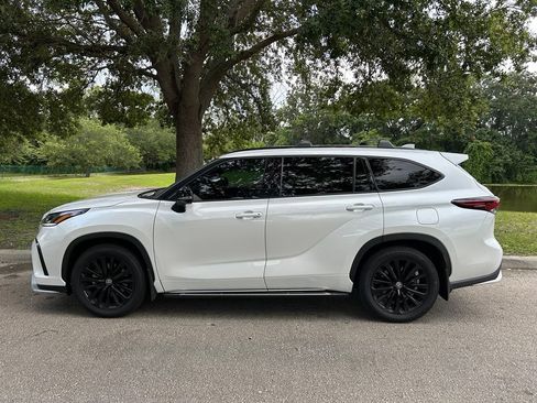 Certified 2024 Toyota Highlander XSE FWD image 3