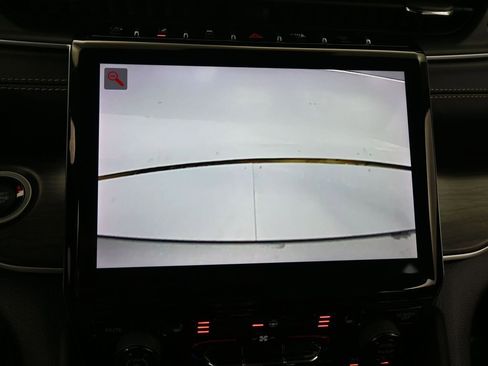 Used 2023 Jeep Grand Cherokee Limited w/ Black Appearance Package image 21