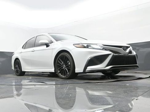Used 2021 Toyota Camry XSE FWD image 9