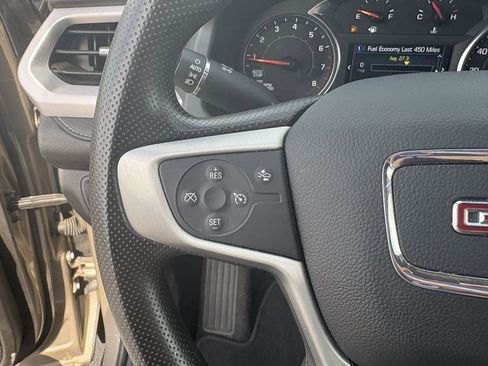 Used 2023 GMC Acadia SLE image 9