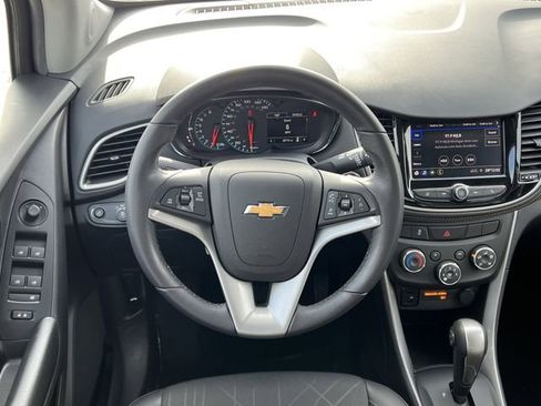 Used 2022 Chevrolet Trax LT w/ LT Convenience Package image 14