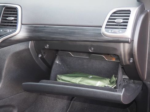 Used 2021 Jeep Grand Cherokee Laredo image 13