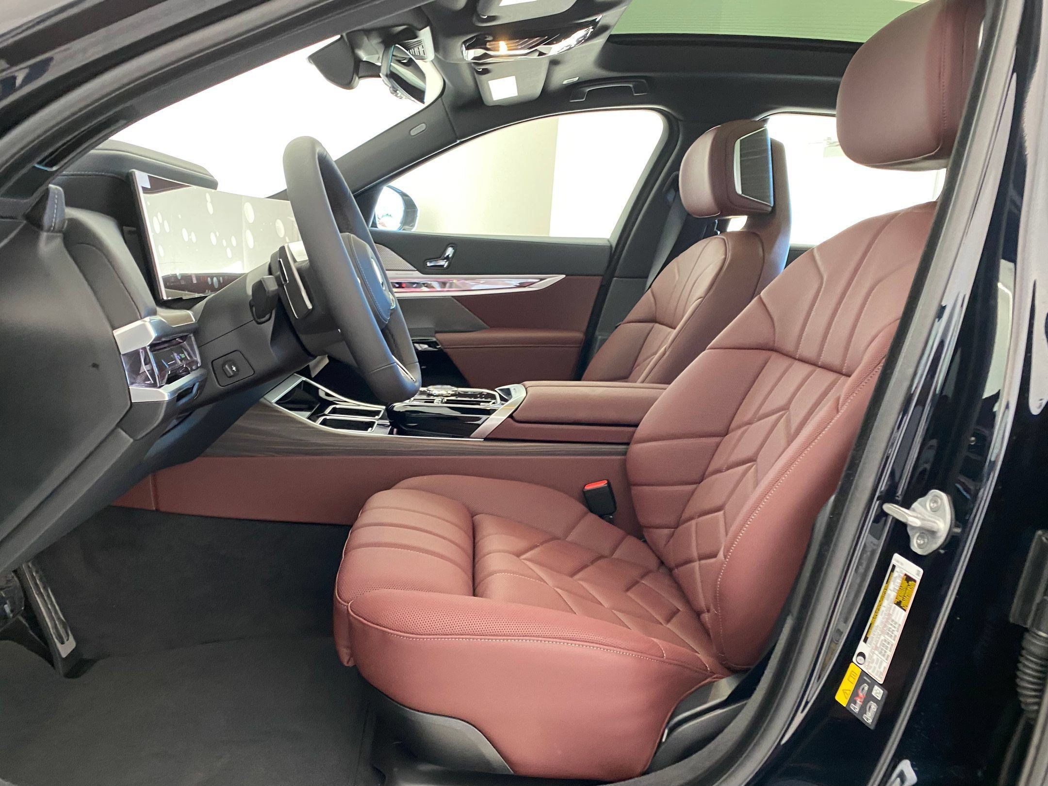Used 2026 BMW 750e xDrive w/ Premium Package AWD/4WD image 4