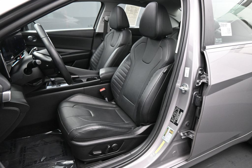 Used 2022 Hyundai Elantra Limited FWD image 17