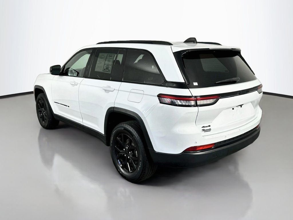 Used 2025 Jeep Grand Cherokee Altitude AWD/4WD image 5
