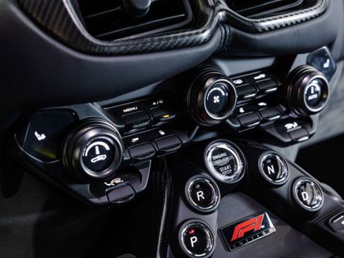 Used 2023 Aston Martin V8 Vantage Coupe RWD image 38