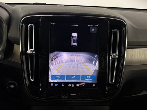 Used 2025 Volvo XC40 B5 Core image 19