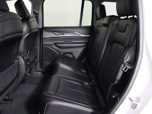 Used 2023 Jeep Grand Cherokee Limited w/ Black Appearance Package image 16