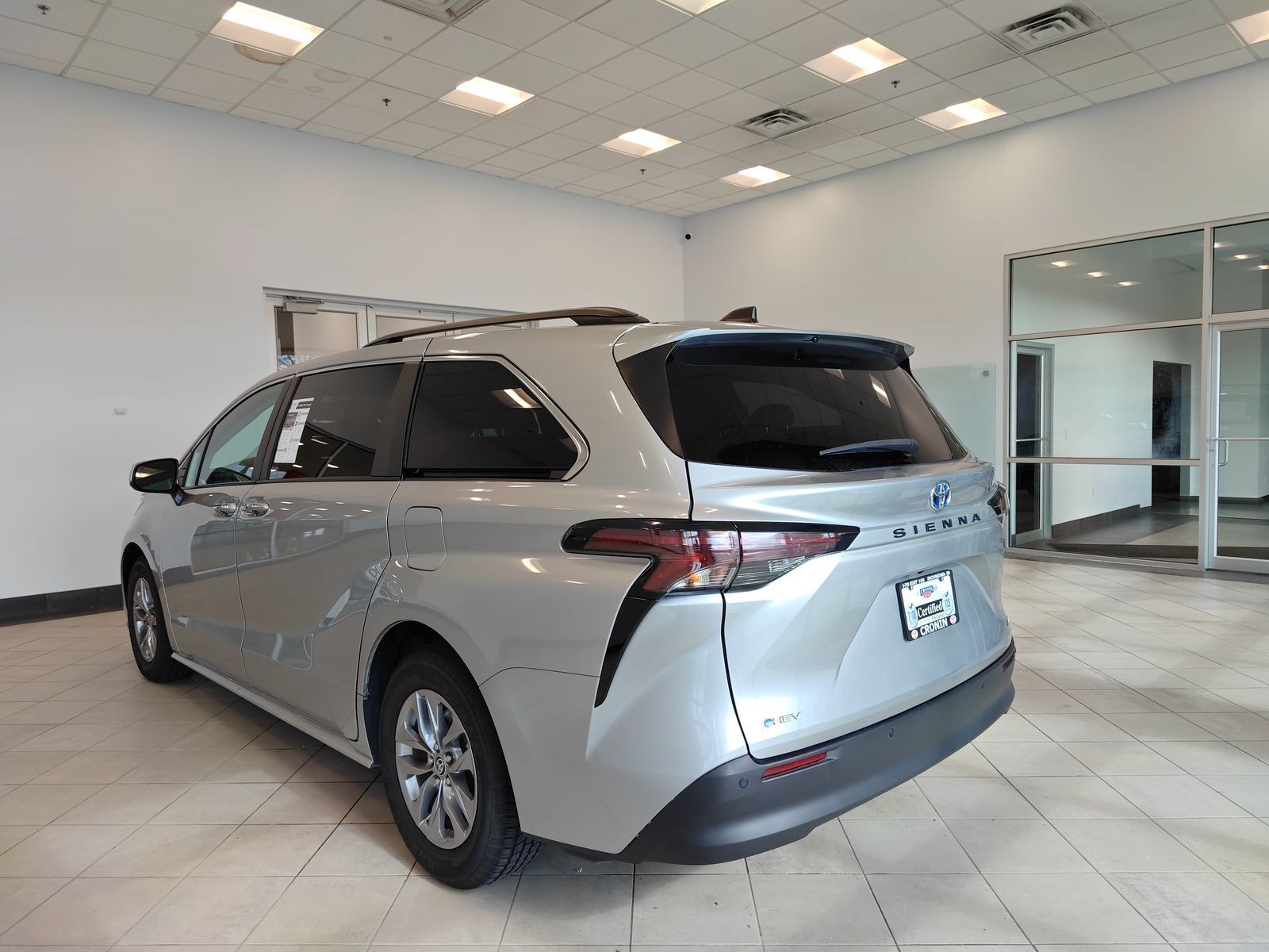Used 2025 Toyota Sienna XLE FWD image 5