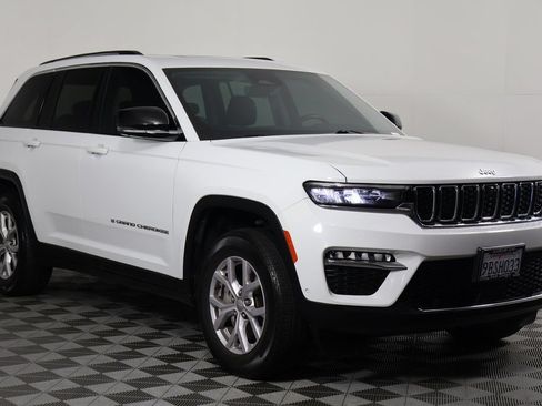 Used 2022 Jeep Grand Cherokee Limited w/ Luxury Tech Group II AWD/4WD image 3