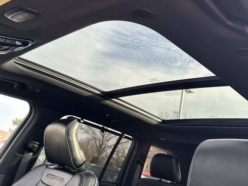 Used 2022 Jeep Grand Cherokee Overland w/ Luxury Tech Group IV image 23