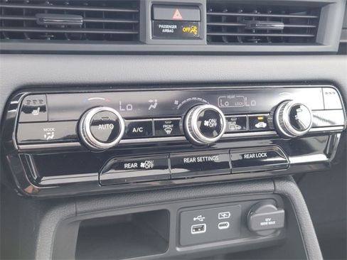 Used 2025 Honda Pilot Touring image 23