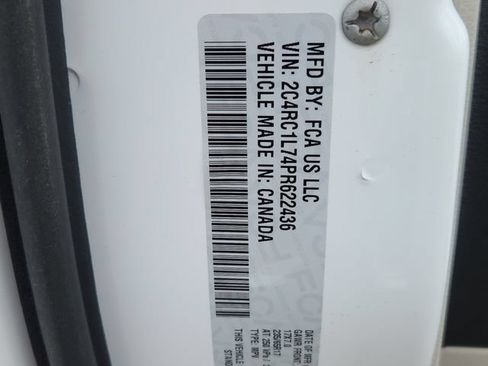 Used 2023 Chrysler Pacifica Touring-L FWD image 17