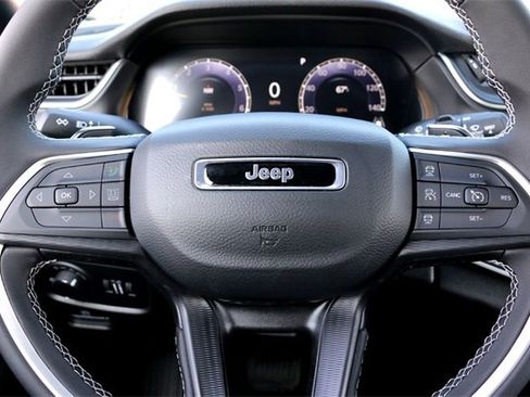 Used 2025 Jeep Grand Cherokee Laredo image 12