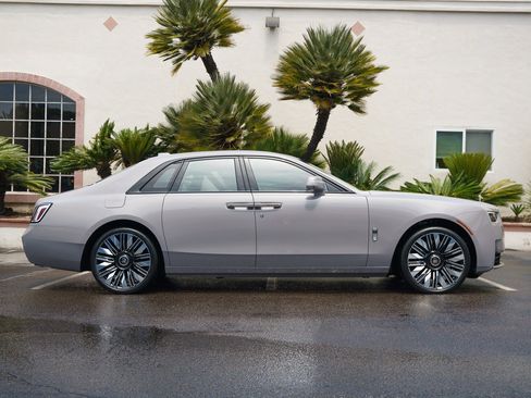 New 2025 Rolls-Royce Ghost image 3