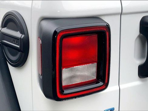 Used 2024 Jeep Wrangler Willys image 31