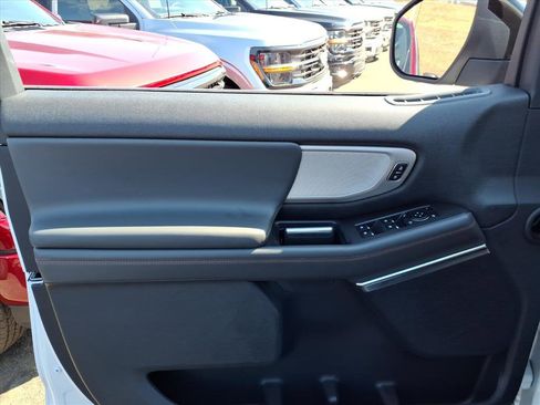 Used 2025 Ford Expedition Active image 13