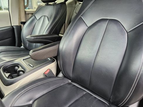 Used 2023 Chrysler Pacifica Touring-L FWD image 22