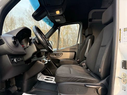 Used 2022 Mercedes-Benz Sprinter 2500 image 13