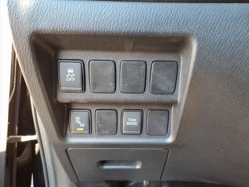 Used 2019 Nissan Pathfinder SV image 19