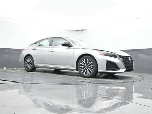 Used 2024 Nissan Altima 2.5 SV FWD image 40
