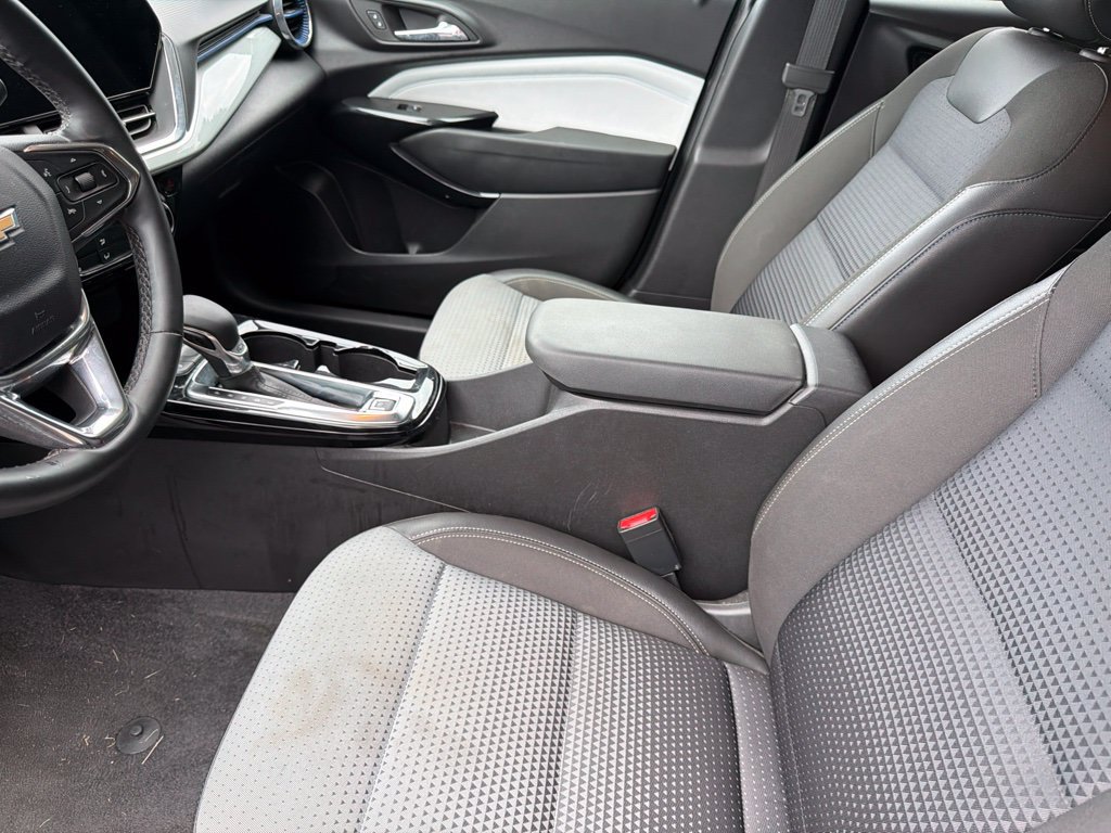Used 2025 Chevrolet Trax LT w/ LT Convenience Package FWD image 3