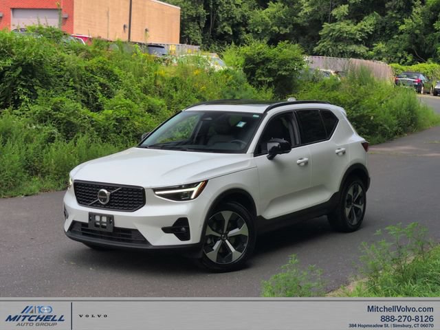 Certified 2026 Volvo XC40 B5 Plus AWD/4WD image 1