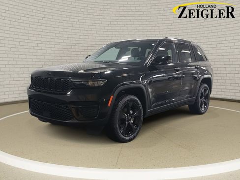 Used 2023 Jeep Grand Cherokee Altitude image 1