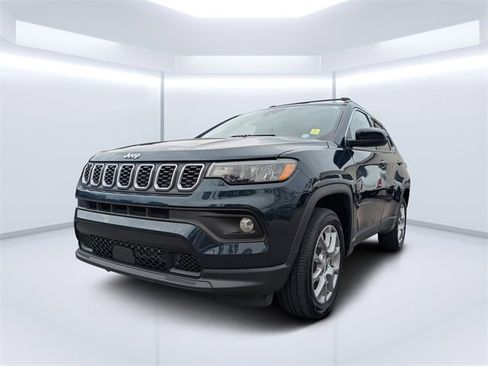 Used 2024 Jeep Compass Latitude image 7