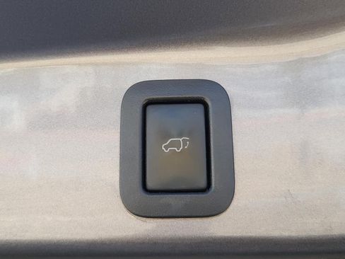 Used 2017 Toyota Highlander XLE image 18