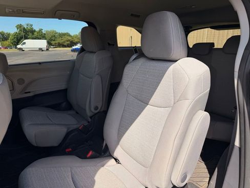 Used 2024 Toyota Sienna LE w/ LE Plus Package AWD/4WD image 17