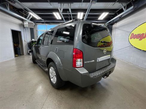 Used 2007 Nissan Pathfinder LE w/ LE Navigation Pkg image 3