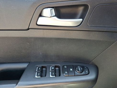 Used 2022 Kia Sportage LX image 12