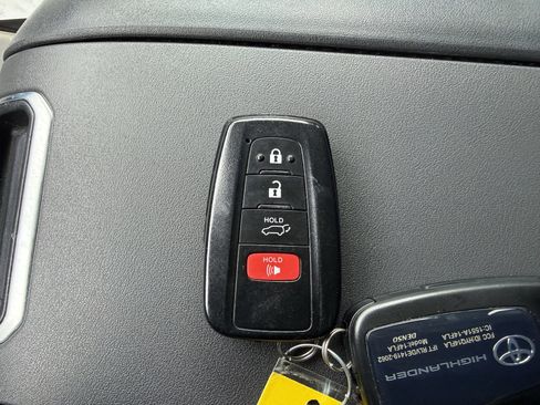 Used 2023 Toyota Highlander XLE image 32