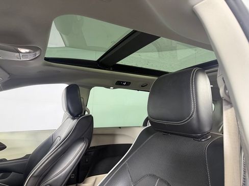 Used 2024 Chrysler Pacifica Limited FWD image 24