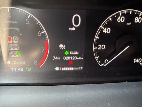 Used 2025 Honda Pilot Touring image 2