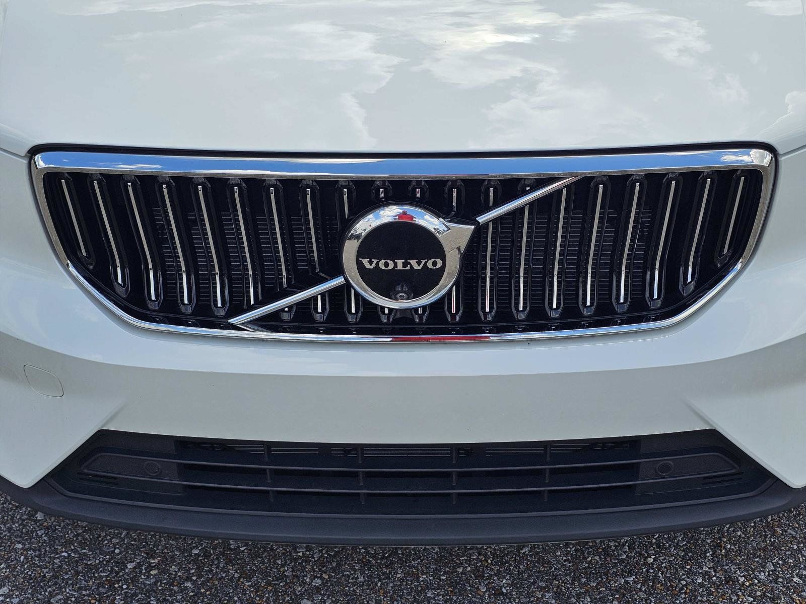 Used 2024 Volvo XC40 B5 Plus AWD/4WD image 3
