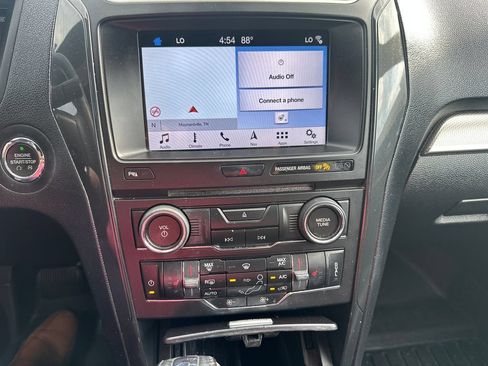 Used 2018 Ford Explorer XLT w/ Equipment Group 202A FWD image 18