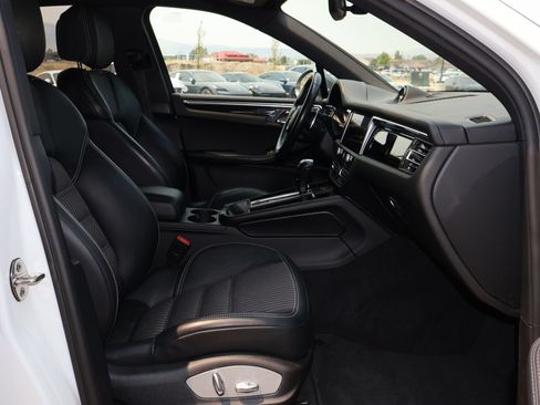 Certified 2023 Porsche Macan Turbo AWD/4WD image 33