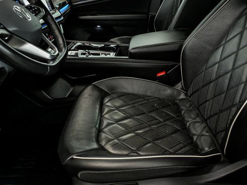 Certified 2025 Volkswagen Atlas SEL Premium R-Line image 9