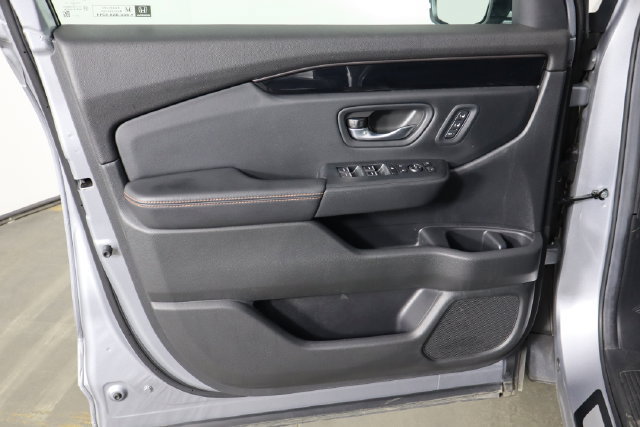 Used 2025 Honda Pilot TrailSport image 19
