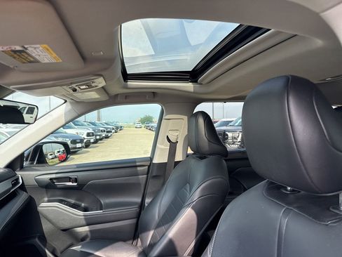 Used 2021 Toyota Highlander XLE FWD image 21