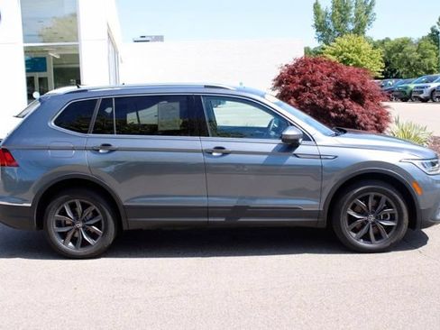 Used 2023 Volkswagen Tiguan SE w/ Panoramic Sunroof Package AWD/4WD image 2