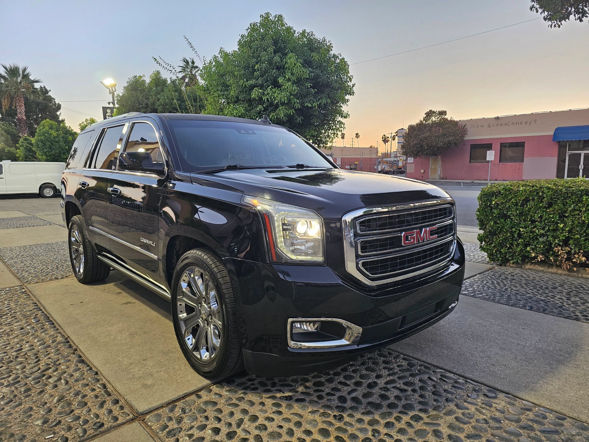 Used 2015 GMC Yukon Denali w/ Premium Package RWD image 3
