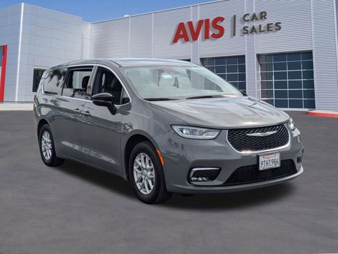 Used 2025 Chrysler Pacifica Select image 3