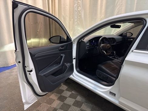 Certified 2024 Volkswagen Jetta SE image 11