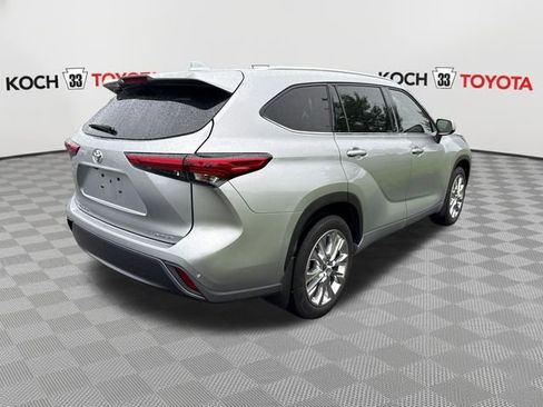 Used 2022 Toyota Highlander Limited FWD image 8