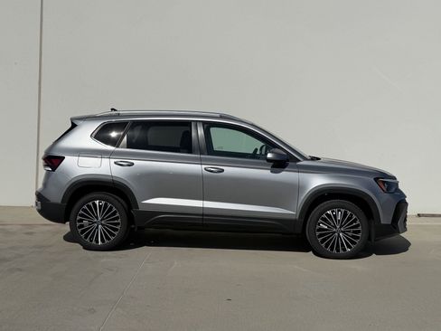 New 2025 Volkswagen Taos SE image 3