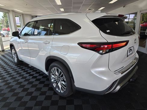 New 2026 Toyota Highlander Platinum AWD/4WD image 5