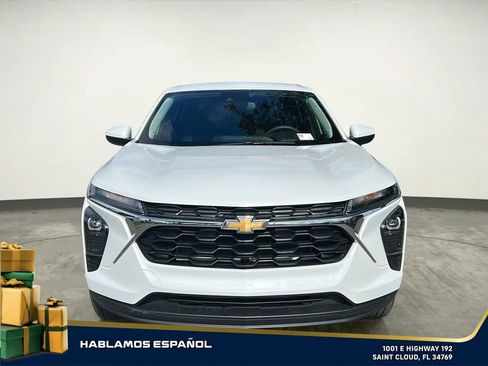 Used 2025 Chevrolet Trax LS w/ LS Convenience Package image 9